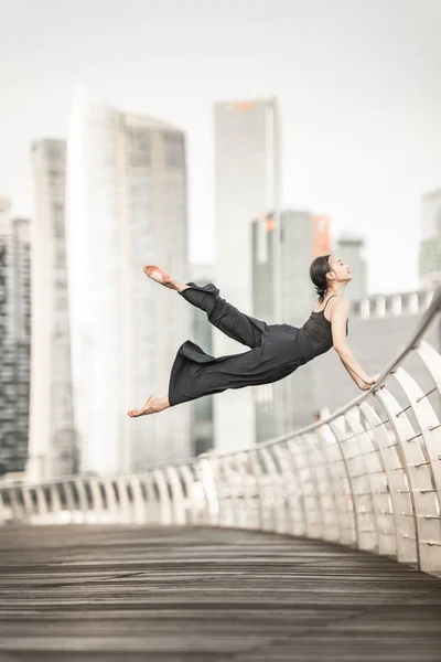 Mooie Jonge Meisje Dansen Stad Het Dragen Van Zwart Met — Stockfoto