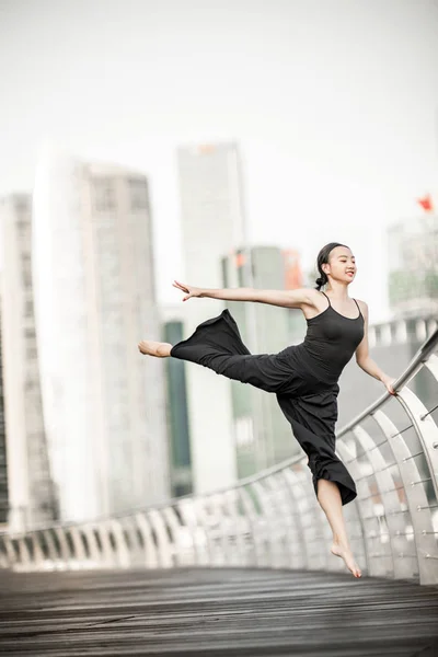 Mooie Jonge Meisje Dansen Stad Het Dragen Van Zwart Met — Stockfoto