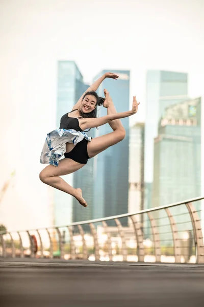 Mooie Jonge Meisje Dansen Stad Met Achtergrond Van Wolkenkrabbers — Stockfoto