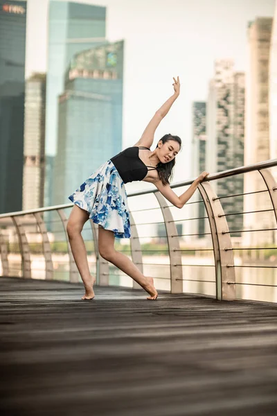 Красива Молода Дівчина Танцює Місті Тлом Хмарочосів — стокове фото