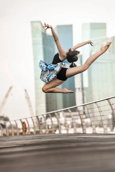 Menina Bonita Dançando Cidade Com Fundo Arranha Céus — Fotografia de Stock