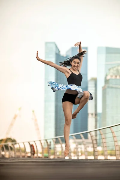 Mooie Jonge Meisje Dansen Stad Met Achtergrond Van Wolkenkrabbers — Stockfoto