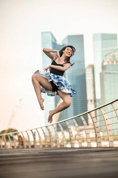 Mooie Jonge Meisje Dansen Stad Met Achtergrond Van Wolkenkrabbers — Stockfoto