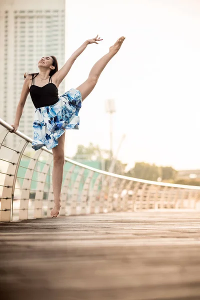 Menina Bonita Dançando Cidade Com Fundo Arranha Céus — Fotografia de Stock