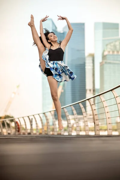 Menina Bonita Dançando Cidade Com Fundo Arranha Céus — Fotografia de Stock