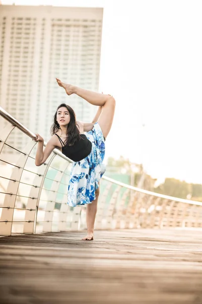 Bella Ragazza Che Balla Città Con Sfondo Grattacieli — Foto Stock