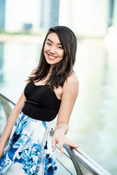 笑みを浮かべて美しい若いアジアの女の子の肖像画 — ストック写真