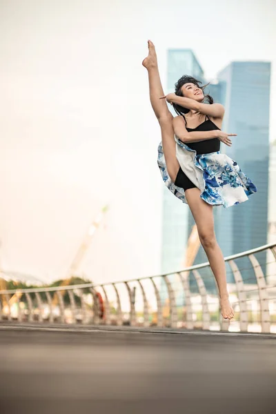 Menina Bonita Dançando Cidade Com Fundo Arranha Céus — Fotografia de Stock