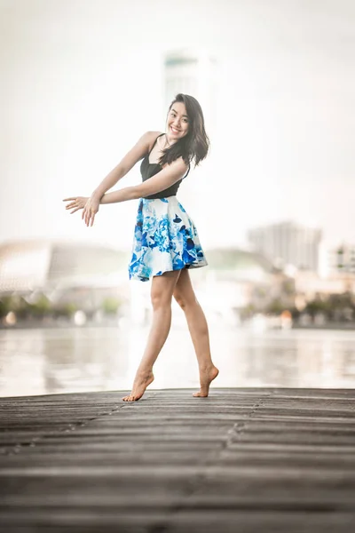 Молодая Девушка Танцует Городе Фоне Небоскребов — стоковое фото