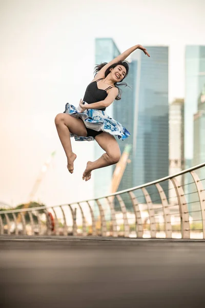 Mooie Jonge Meisje Dansen Stad Met Achtergrond Van Wolkenkrabbers — Stockfoto