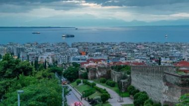 Panoramik görünümü gün gece Timelapse Selanik şehir güneşli bir günde, Yunanistan, 4k video