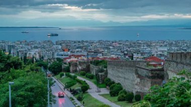 Panoramik görünümü gün gece Timelapse Selanik şehir güneşli bir günde, Yunanistan, 4k video