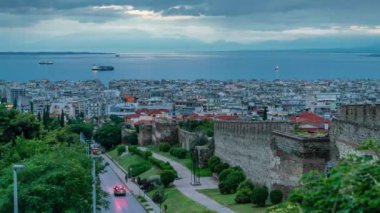 Panoramik görünümü gün gece Timelapse Selanik şehir güneşli bir günde, Yunanistan, 4k video