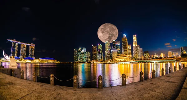 Maravillosa Vista Panorámica Ciudad Singapur Por Noche Con Luna Llena Imágenes de stock libres de derechos