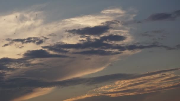 日没前に青の時間で空のタイムラプス — ストック動画