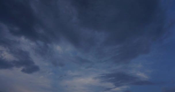 昼から夜 のタイムラプスの青い空と雲から 4096 2160 — ストック動画