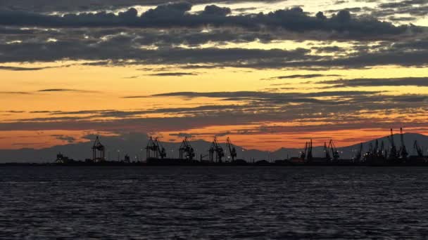 Mooie Kleuren Rustige Zonsondergang Oceaan Industriële Scène Met Kranen Silhouetten — Stockvideo