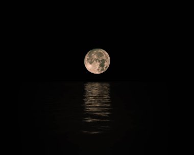 Full Moon Rising üzerinde sakin deniz su yansıması ile