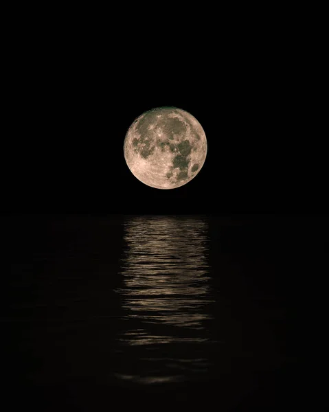 Luna Llena Que Sube Sobre Mar Tranquilo Con Reflexión Agua — Foto de Stock