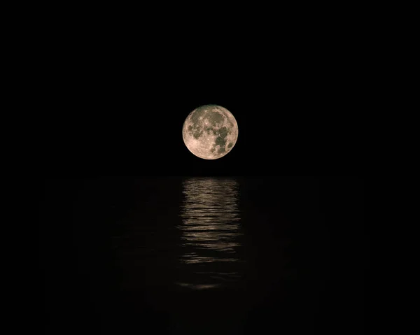 Luna Llena Subiendo Sobre Mar Tranquilo Con Reflexión Sobre Agua — Foto de Stock