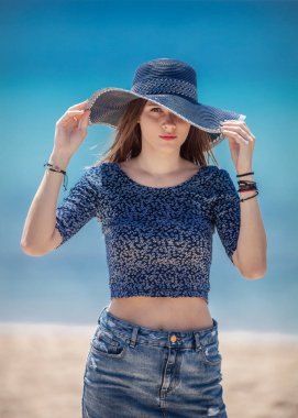 Tatile denize sıfır plaj, mavi giyen güzel genç kadın