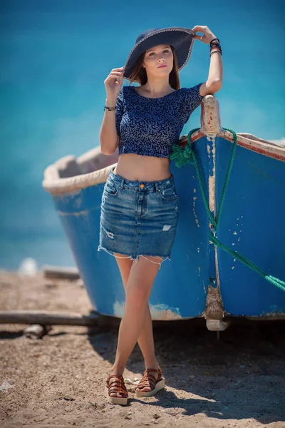 Piękna Młoda Kobieta Sobie Niebieski Plaży Pobliżu Morza Wakacje — Zdjęcie stockowe