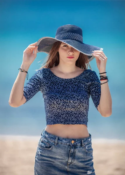 Tatile denize sıfır plaj, mavi giyen güzel genç kadın