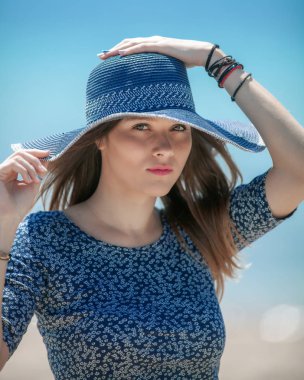 Seksi genç kız plajda denize yakın poz 