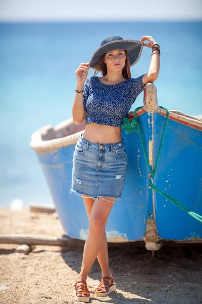 Сексуальная Молодая Девушка Позирует Пляже Моря — стоковое фото