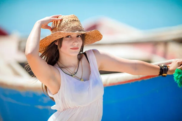 Sexy Junges Mädchen Posiert Strand Der Nähe Des Meeres — Stockfoto