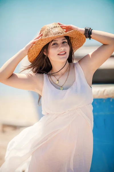 Sexy Jovem Posando Praia Perto Mar — Fotografia de Stock