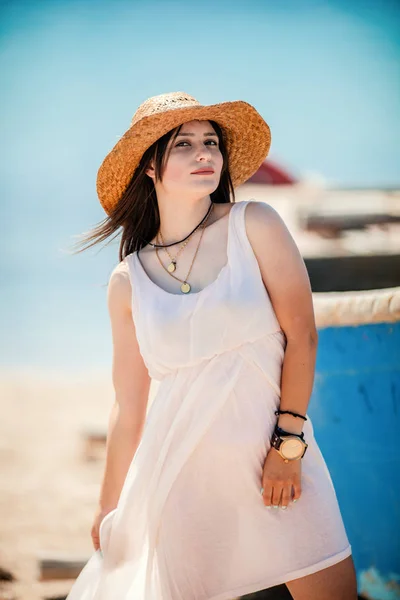 Сексуальная Молодая Девушка Позирует Пляже Моря — стоковое фото