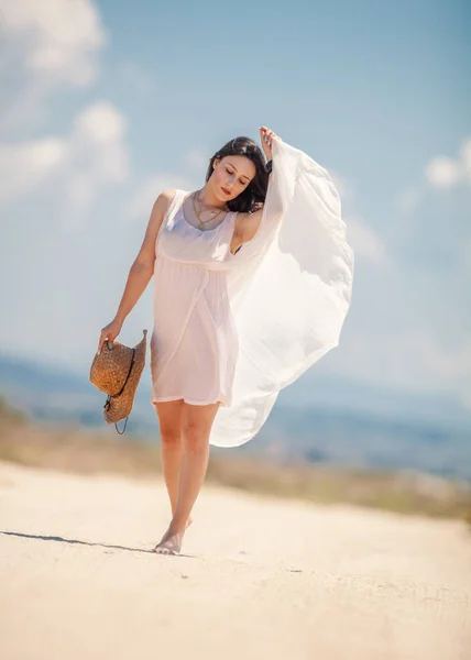 Sexy Young Girl Posando Uma Estrada Perto Praia — Fotografia de Stock