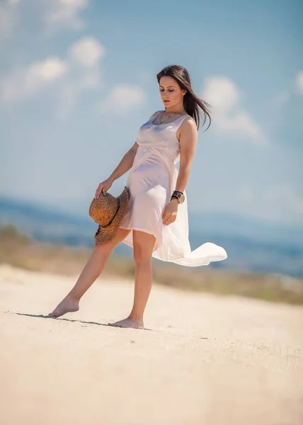 Sexy Junges Mädchen Posiert Auf Einer Straße Strandnähe — Stockfoto