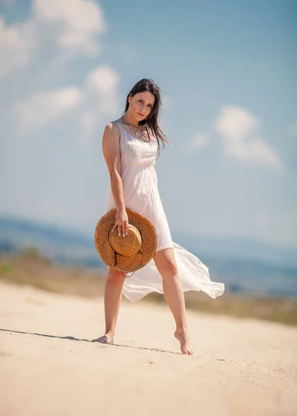 Sexig Ung Tjej Poserar Väg Nära Stranden — Stockfoto