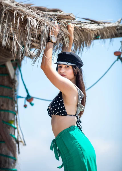 Sexy Jovem Posando Praia Perto Mar — Fotografia de Stock