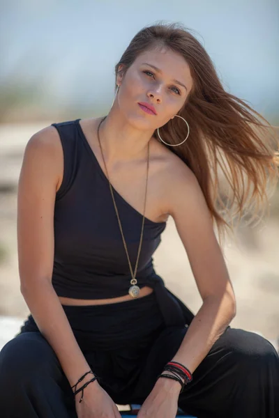 Retrato Una Joven Sexy Posando Playa Cerca Del Mar — Foto de Stock