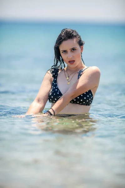 Сексуальная Молодая Девушка Позирует Пляже Море — стоковое фото