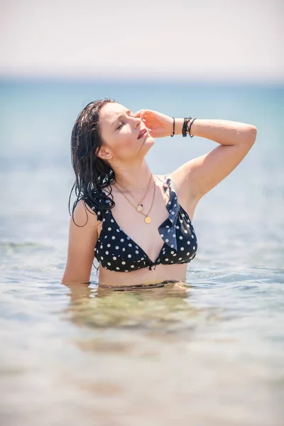 Sexy Młoda Dziewczyna Pozowanie Plaży Morza — Zdjęcie stockowe