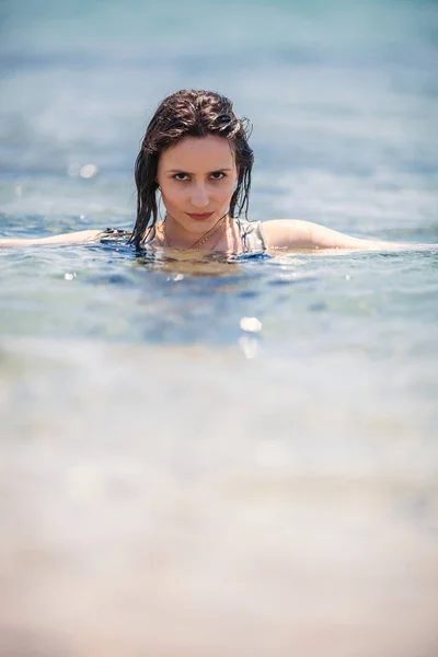 Сексуальная Молодая Девушка Позирует Пляже Море — стоковое фото