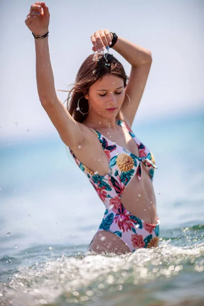 Sexy Młoda Dziewczyna Pozowanie Plaży Morza — Zdjęcie stockowe