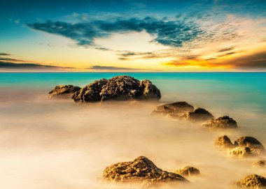 Güzel okyanus doğal kayalar yüzen denizde uzun pozlama ile filtreleri ile vurdu