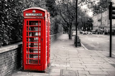 Geleneksel kırmızı telefon kutusunda London city, İngiltere, seçmeli renk görüntü, kırmızı renk