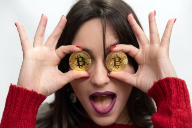 Heyecanlı başarılı kadın Holding Bitcoins gözleri önünde