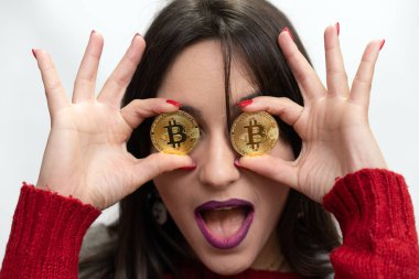 Heyecanlı başarılı kadın Holding Bitcoins gözleri önünde