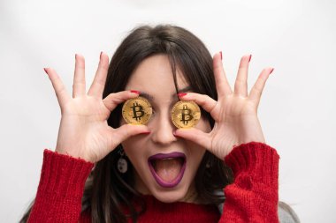 Heyecanlı başarılı kadın Holding Bitcoins onun gözlerinin önünde metin için yer
