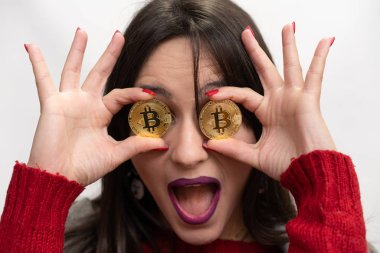 Çok heyecanlı başarılı kadın Holding Bitcoins gözleri önünde