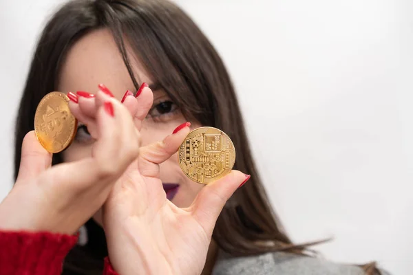 Kadın Bitcoins Beyaz Arka Planda Tutan — Stok fotoğraf