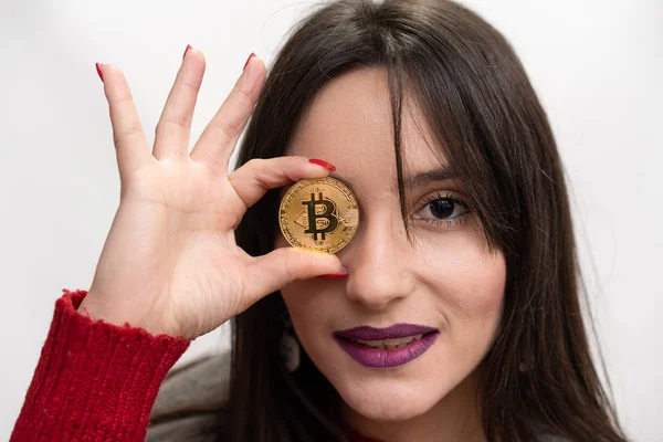 Mulher Segurando Bitcoin Frente Seu Olho Direito — Fotografia de Stock