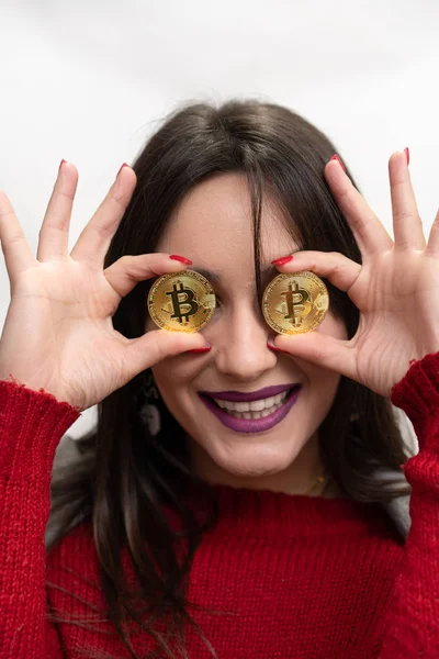 Heyecanlı Gülümseyen Başarılı Kadın Holding Bitcoins Gözleri Önünde — Stok fotoğraf